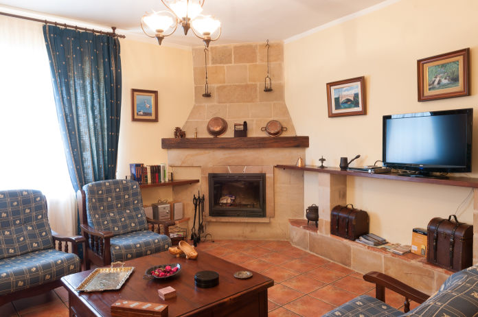 Salón de Casa Vielba con chimenea